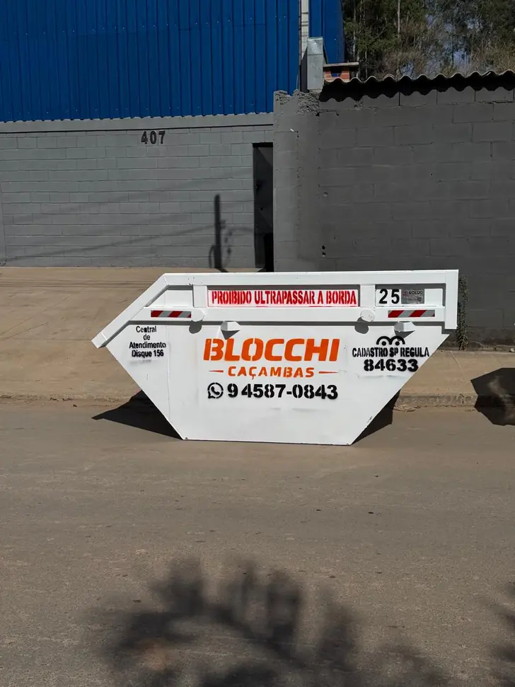 Caçamba estacionária da Blocchi Caçambas pronta para entrega em obra