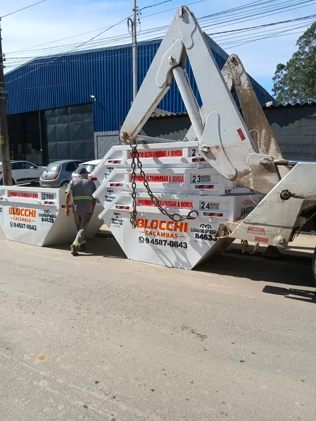 Equipe da Blocchi Caçambas organizando a carga de caçambas no caminhão