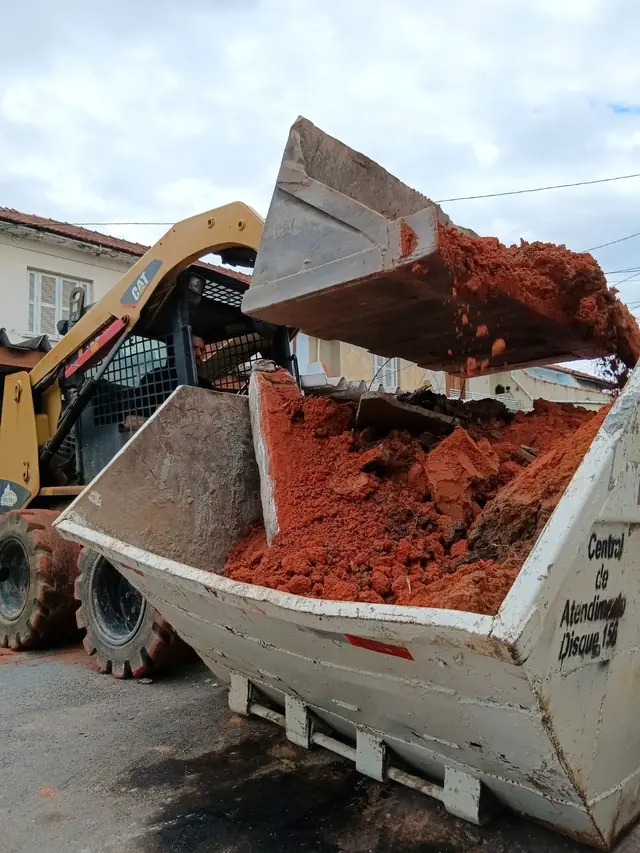 Minicarregadeira da Blocchi Caçambas fazendo carregamento mecanizado de entulho