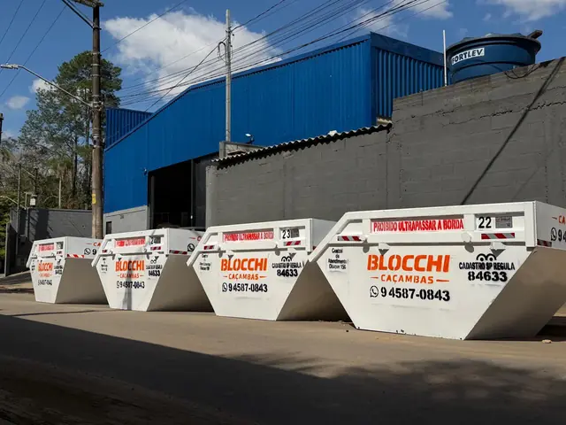 Caçambas numeradas da Blocchi Caçambas alinhadas na rua