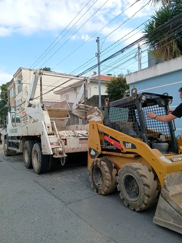 Equipe da Blocchi Caçambas com minicarregadeira e caminhão poliguindaste