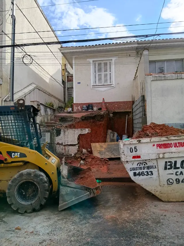 Minicarregadeira da Blocchi Caçambas fazendo limpeza de entulho de demolição